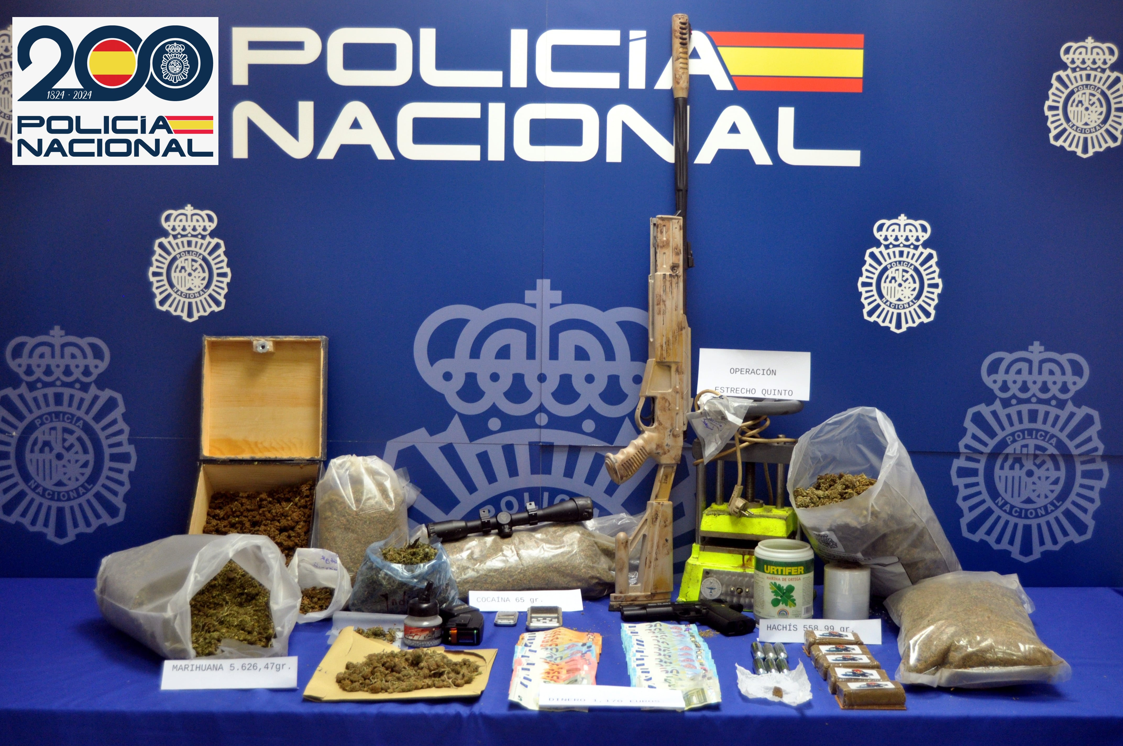 Drogas incautadas y útiles requisados tras el registro del piso situado en el barrio de Santiago de Huesca