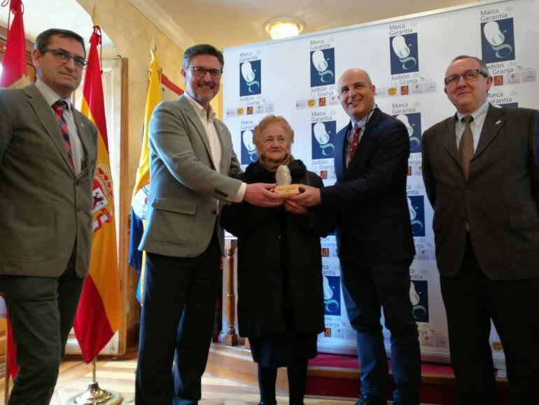 La productora Luisa Tordesillas recibe el premio a la mejor cosecha de 2017 del judión de la Granja 