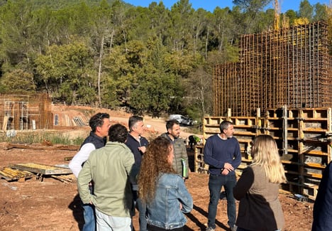 Autoridades provinciales y locales junto a las obras del puente de acceso a la aldea de la Loma de Mari Ángela.