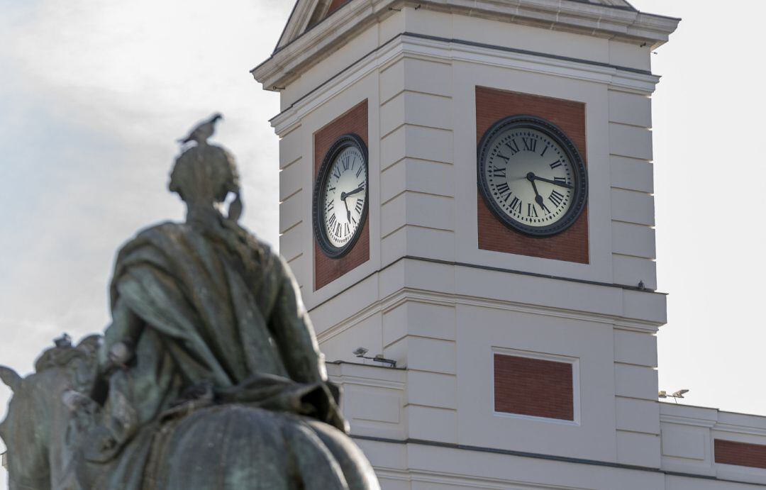 El reloj de la Puerta del Sol en Madrid, (España).