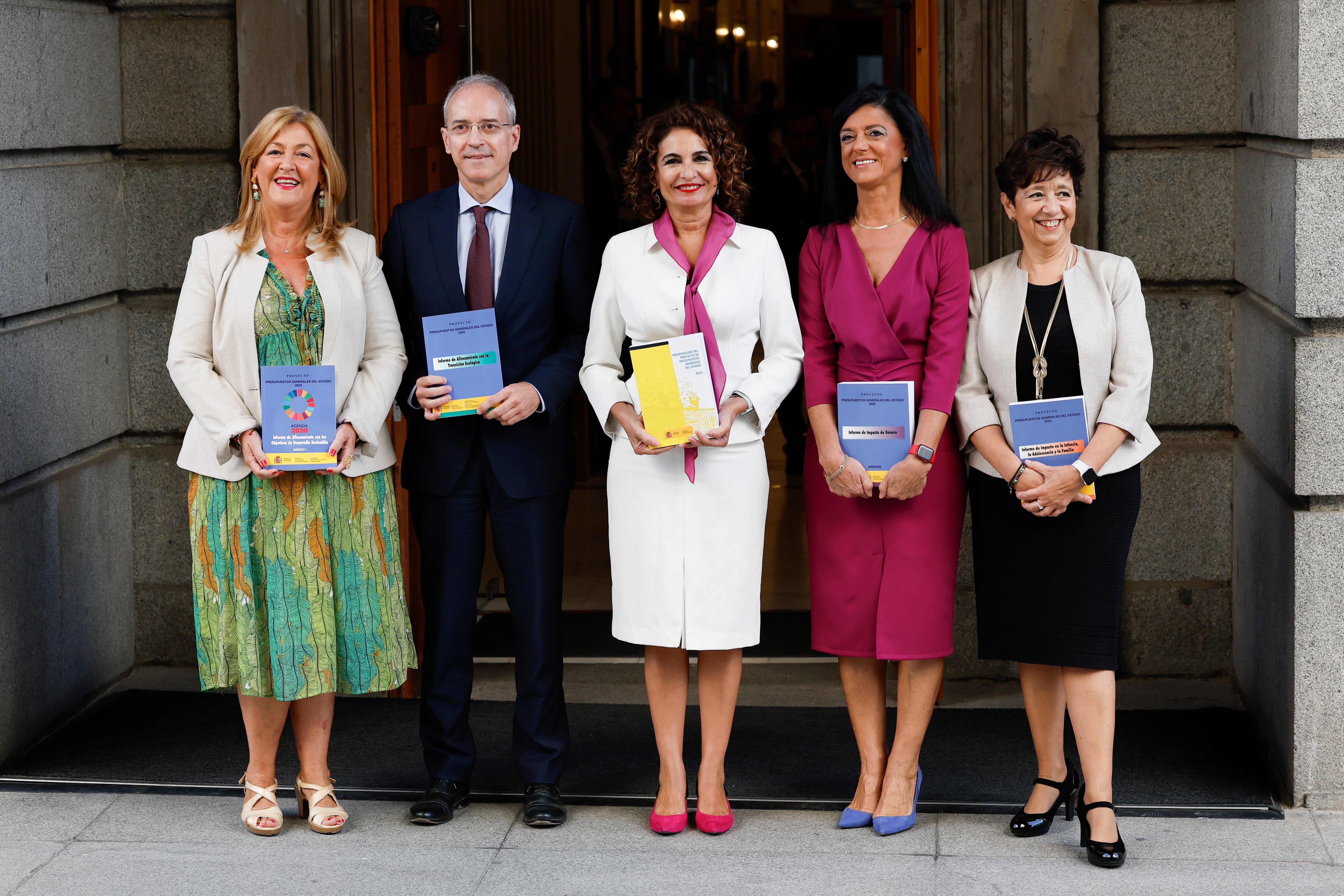 MADRID, 06/10/2022.- La ministra de Hacienda, María Jesús Montero (c), junto al secretario de Estado de Hacienda, Jesús Gascón Catalán (2i); ?la secretaria de Estado de Presupuestos y Gastos, María José Gualda Romero (2d); la ?secretaría de Estado de Función Pública: Lidia Sánchez Milán (i), y la ?subsecretaria de Hacienda y Función Pública, María del Pilar Paneque (d), a su llegada al Congreso donde este jueves presenta los Presupuestos de 2023, que incluyen una nueva partida de fondos europeos y gasto social récord para hacer frente a las consecuencias de la inflación y un fuerte incremento de las pensiones, que se llevarán 39,2 euros de cada cien del presupuesto consolidado. EFE/Chema Moya

