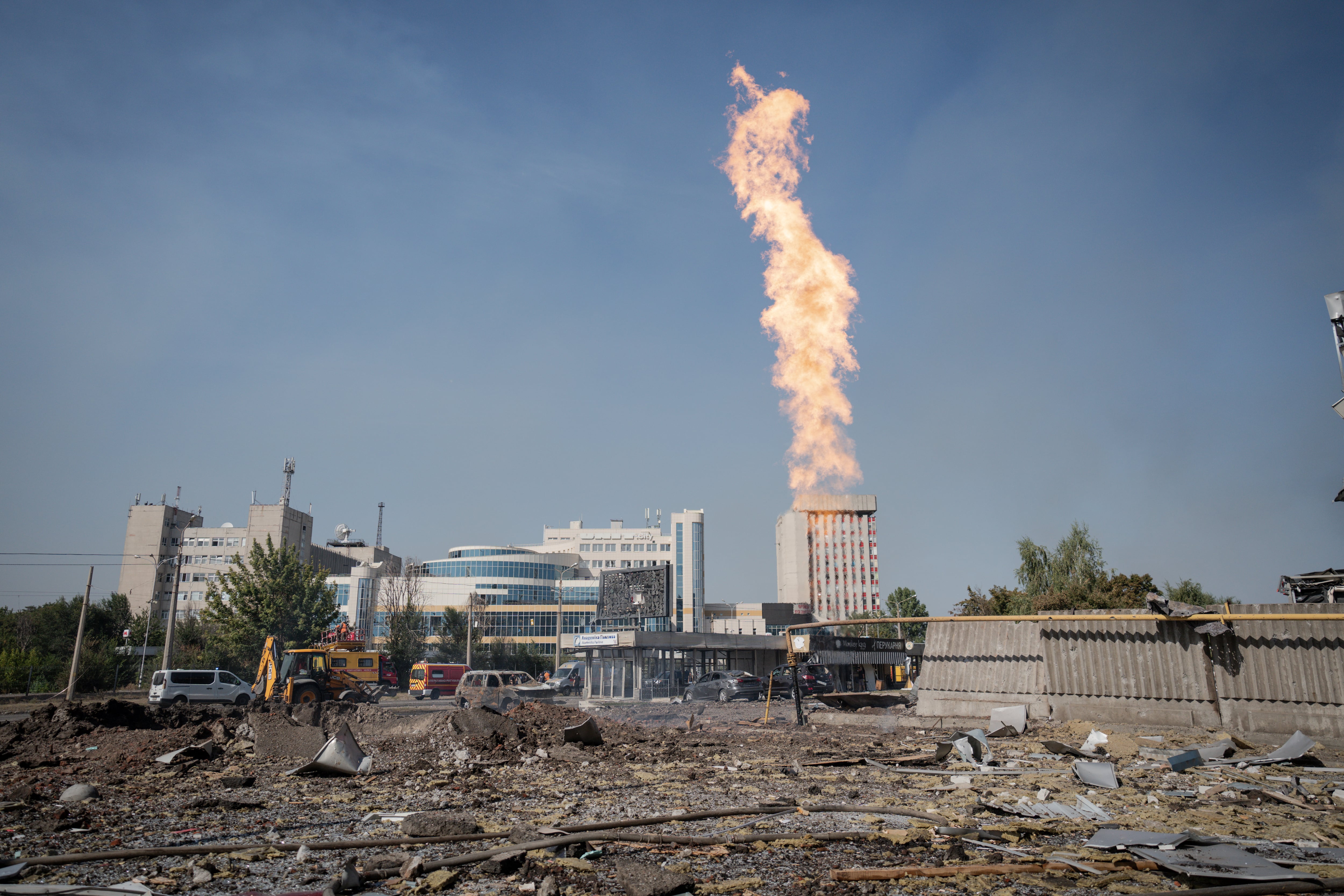 Una columna de fuego emerge de un oleoducto dañado en Járkov (Ucrania) el pasado mes de septiembre