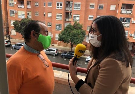 Claudia Moreno en casa de Ángel, un oyente del barrio del Polígono en Toledo