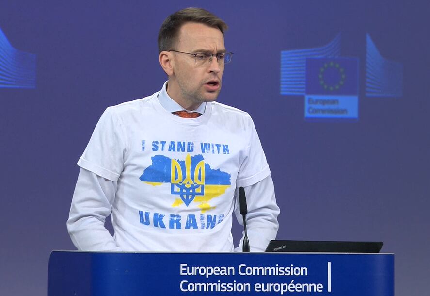 Peter Stano, portavoz de la Comisión Europea, ha comparecido este viernes con una camiseta de apoyo a Ucrania