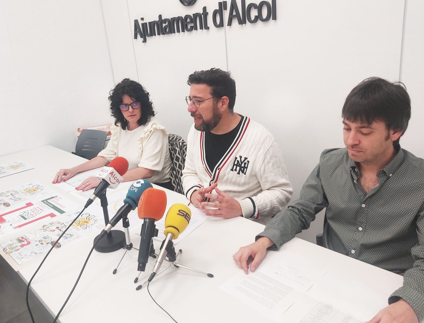 Elena Roig, Àlex Cerradelo y Carlos Barfi, en la presentación de las actividades