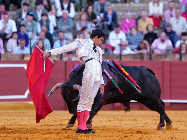 Pase cambiado por la espalda de Tomás Bastos al quinto de la tarde