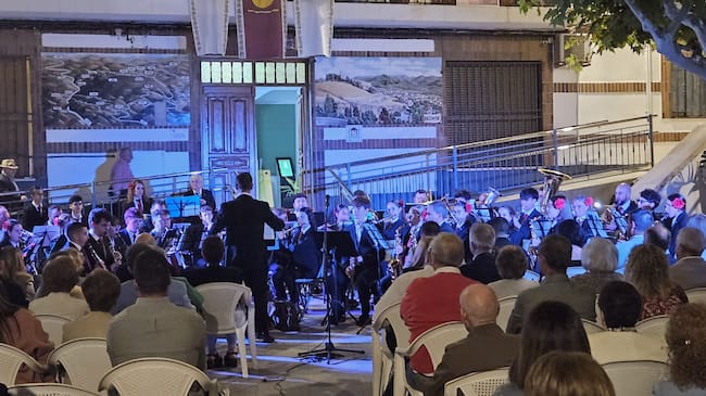 Momento de Francisco Bernal dirigiendo la Banda de Música 'Jerónimo Caballero'