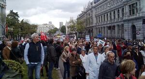 La &#039;marea blanca&#039; a su paso por la calle Alcalá de Madrid, este domingo