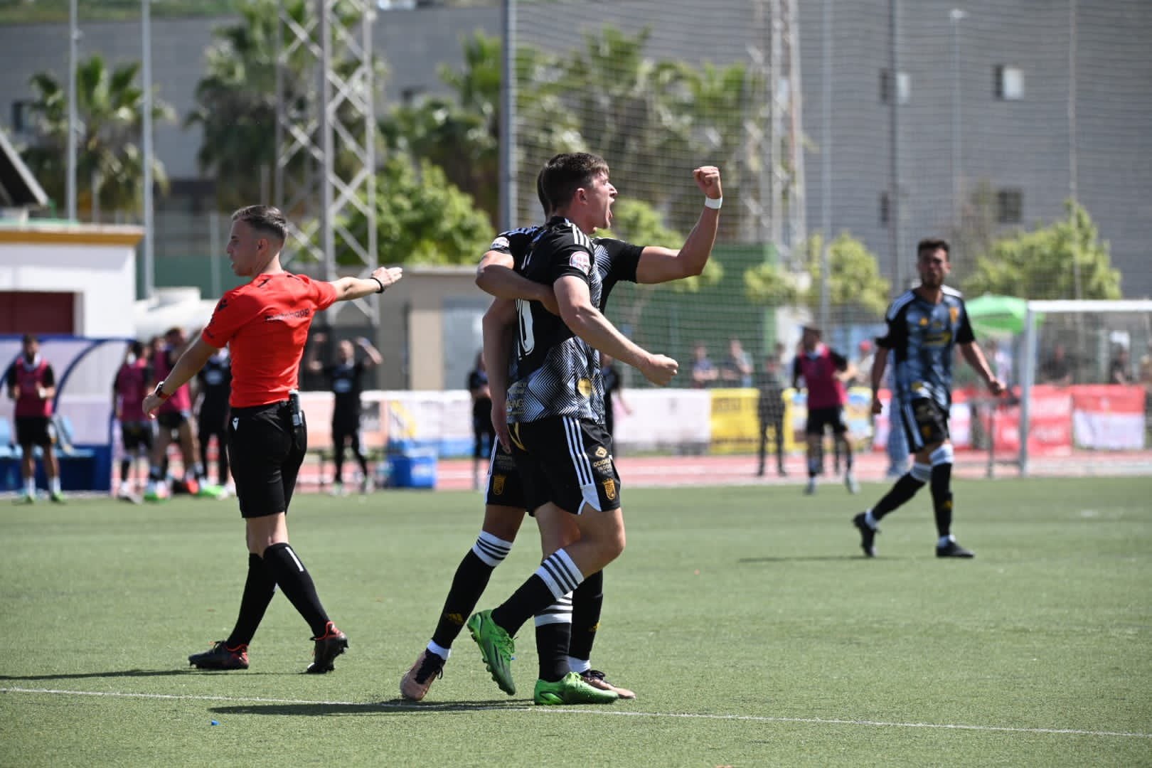 Urri celebra el primero gol ante el Antoniano