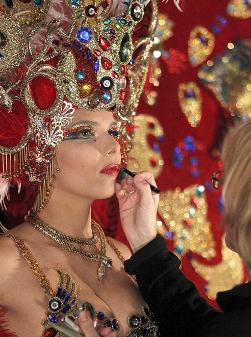 La candidata Saida Prieto se prepara antes de su concurso en la &quot;Gran Gala de Elección de la Reina del Carnaval de Tenerife 2013&quot;, en la que finalmente no ha podido participar, tras sufrir quemaduras de primer grado provocados por el estallido de una piro