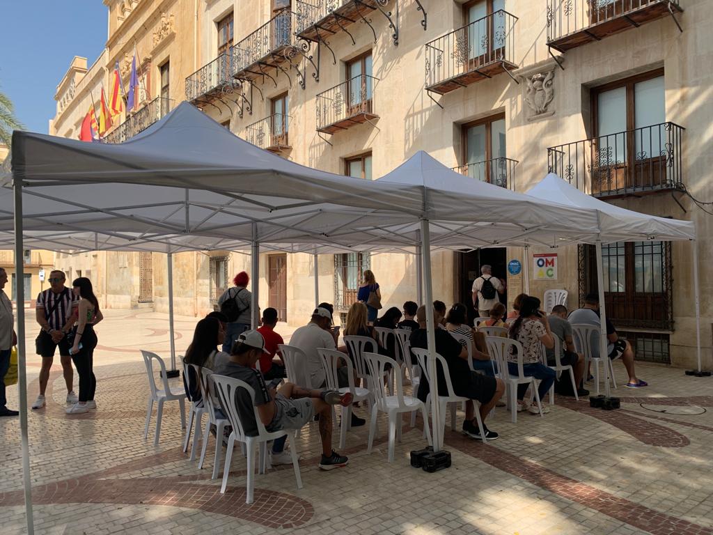 Carpas y sillas en la OMAC Centro