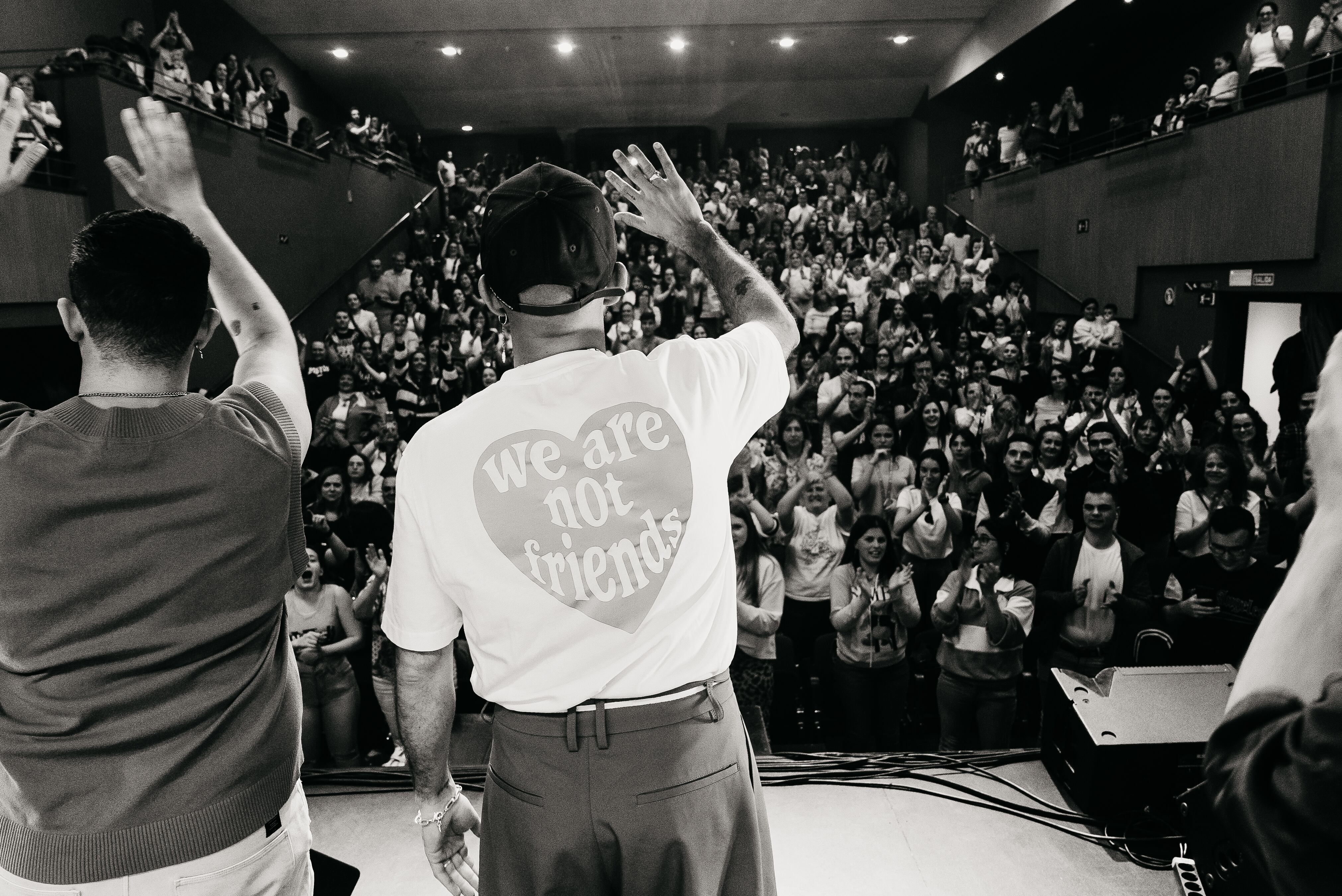 Nil Moliner saluda a los asistentes alLos40 Stage en Villamuriel