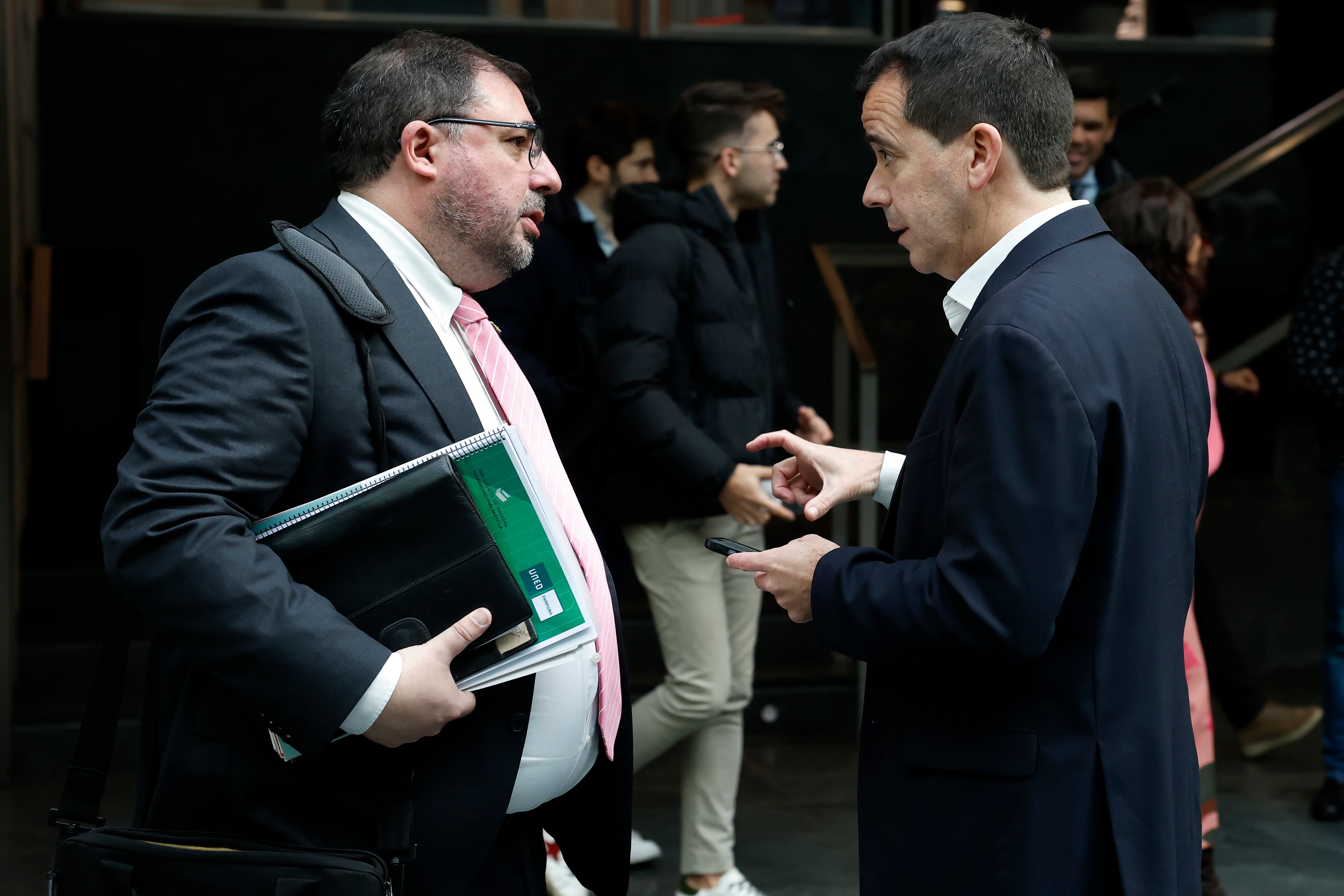 El presidente del Parlamento, Unai Hualde junto al Consejero de Industria y de Transición Ecológica y Digital Empresarial Mikel Irujo, en el atrio del Parlamento antes de comenzar una sesión de control al Gobierno. EFE/ Jesús Diges