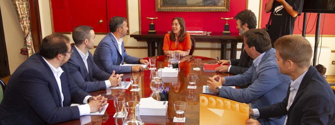 El presidente de APECCO, Diego Vázquez, y su junta directiva han sido recibidos por la alcaldesa, Inés Rey, y el concelleiro de Urbanismo, Juan Manuel Díaz Villoslada