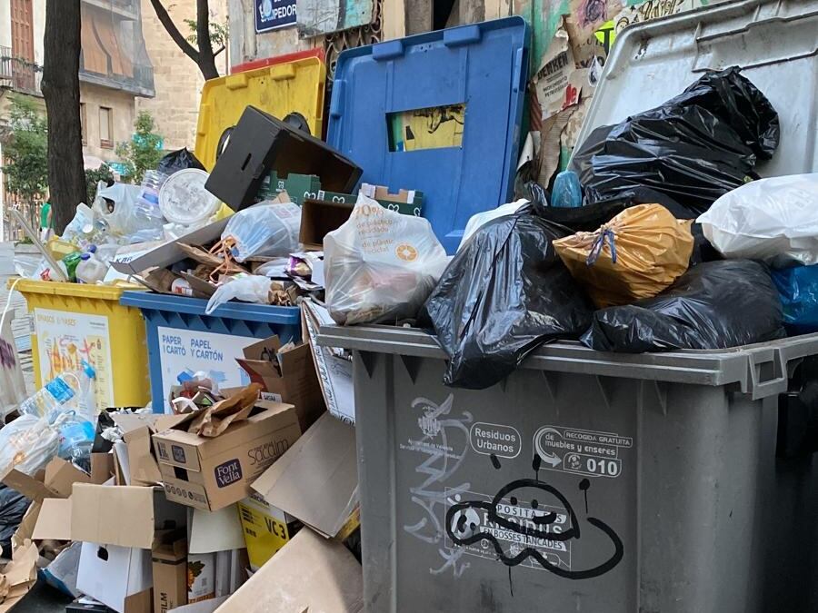 Contenedores llenos de basura en València. Fuente: gabinete Ciudadanos municipal