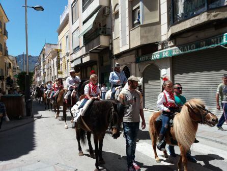 Caballistas participantes, por la calle General Fresneda