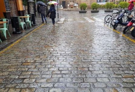 Este es el color del adoquinado que rodea la catedral, Mateos Gago, Placentines y Alemanes. El mismo que los de las calles de  los barrios de Santa Cruz y San Bartolmé, conectados a su vez por la calle Madre de Dios, también en el programa de 2018