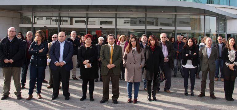 Minuto de silencio en la Diputación de Granada, presidido por el presidente José Entrena (en el centro), celebrado este miércoles tras el último caso de violencia de género en Baza