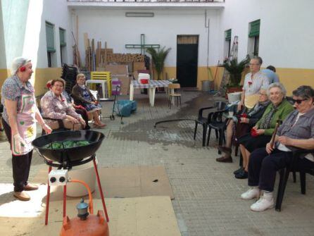 Vecinas de Cañero participando en las labores de la cocina de la Cruz de Mayo. Imagen de archivo