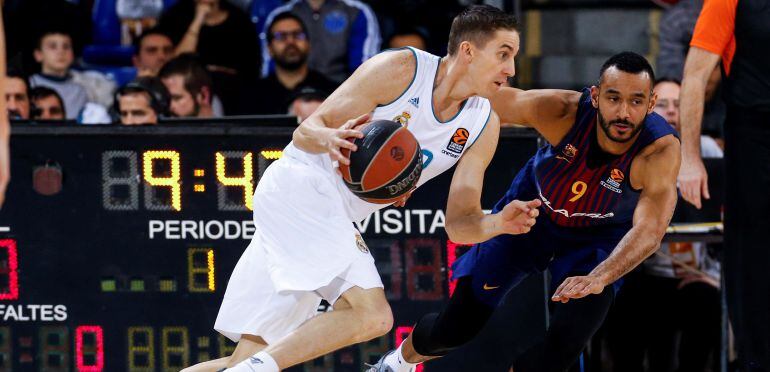 Hanga trata de defender a Jaycee Carroll