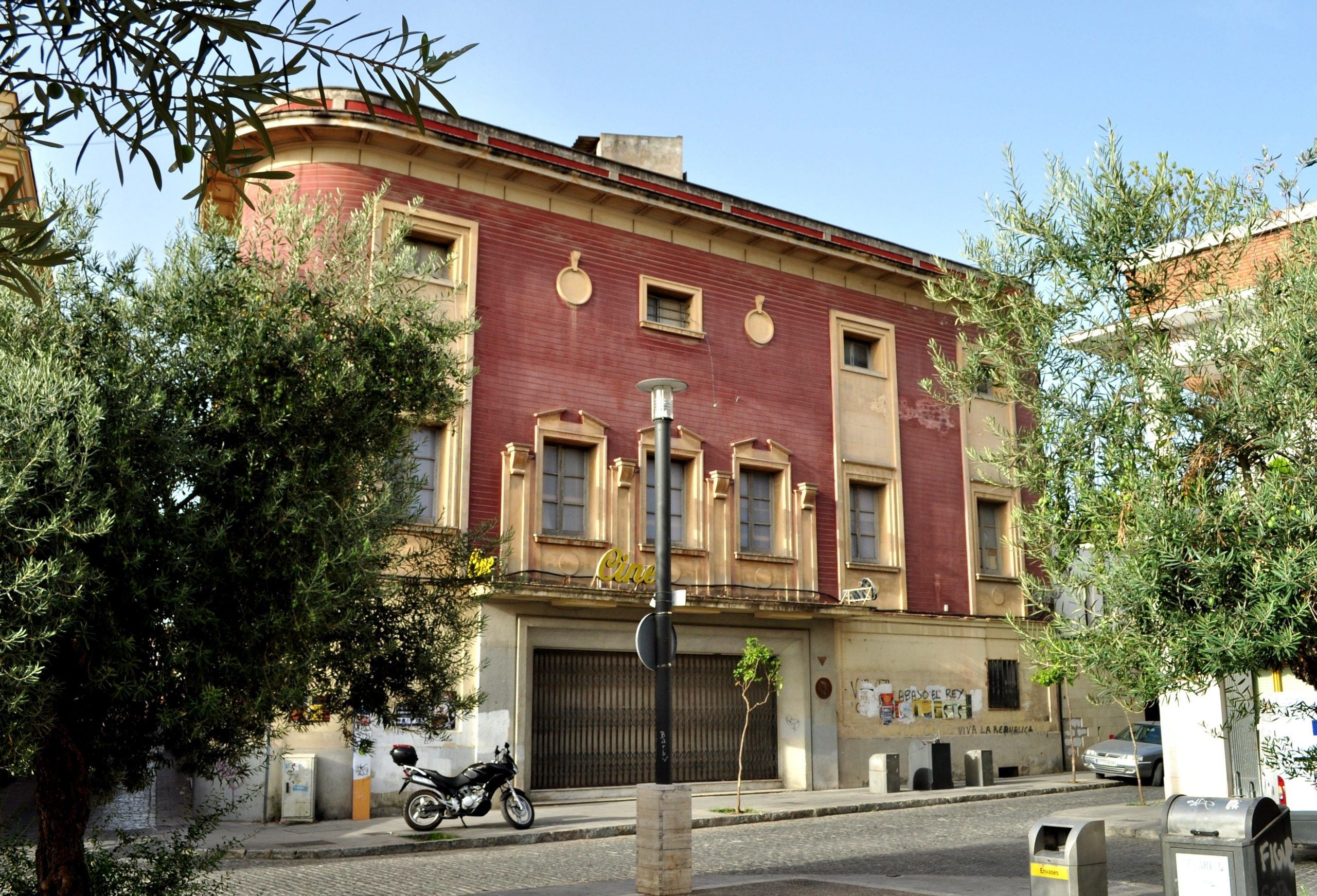 Fachada del cine jerezano, en la plaza de San Andrés