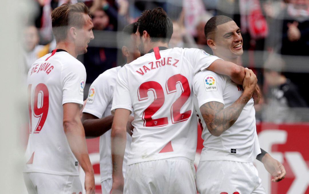 Los jugadores del Sevillla celebran el tanto de Diego Carlos.