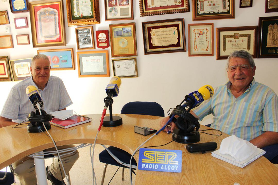 Manolo Flores y Xavi Miró, presidente y fundador de la asociación, en los estudios de la emisora 