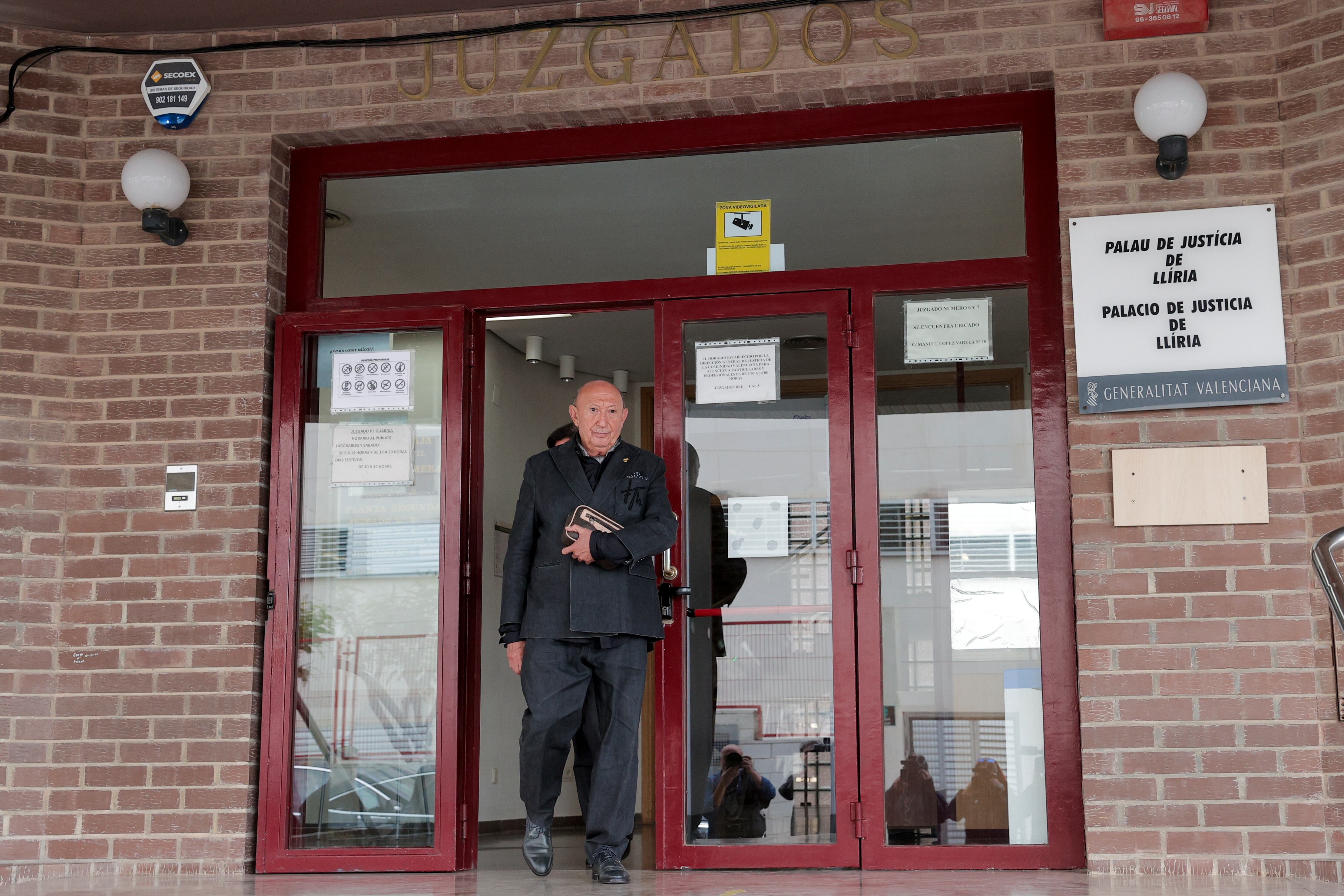 El modisto valenciano Francis Montesinos a su salida de los juzgados de Llíria (Valencia). EFE/Manuel Bruque