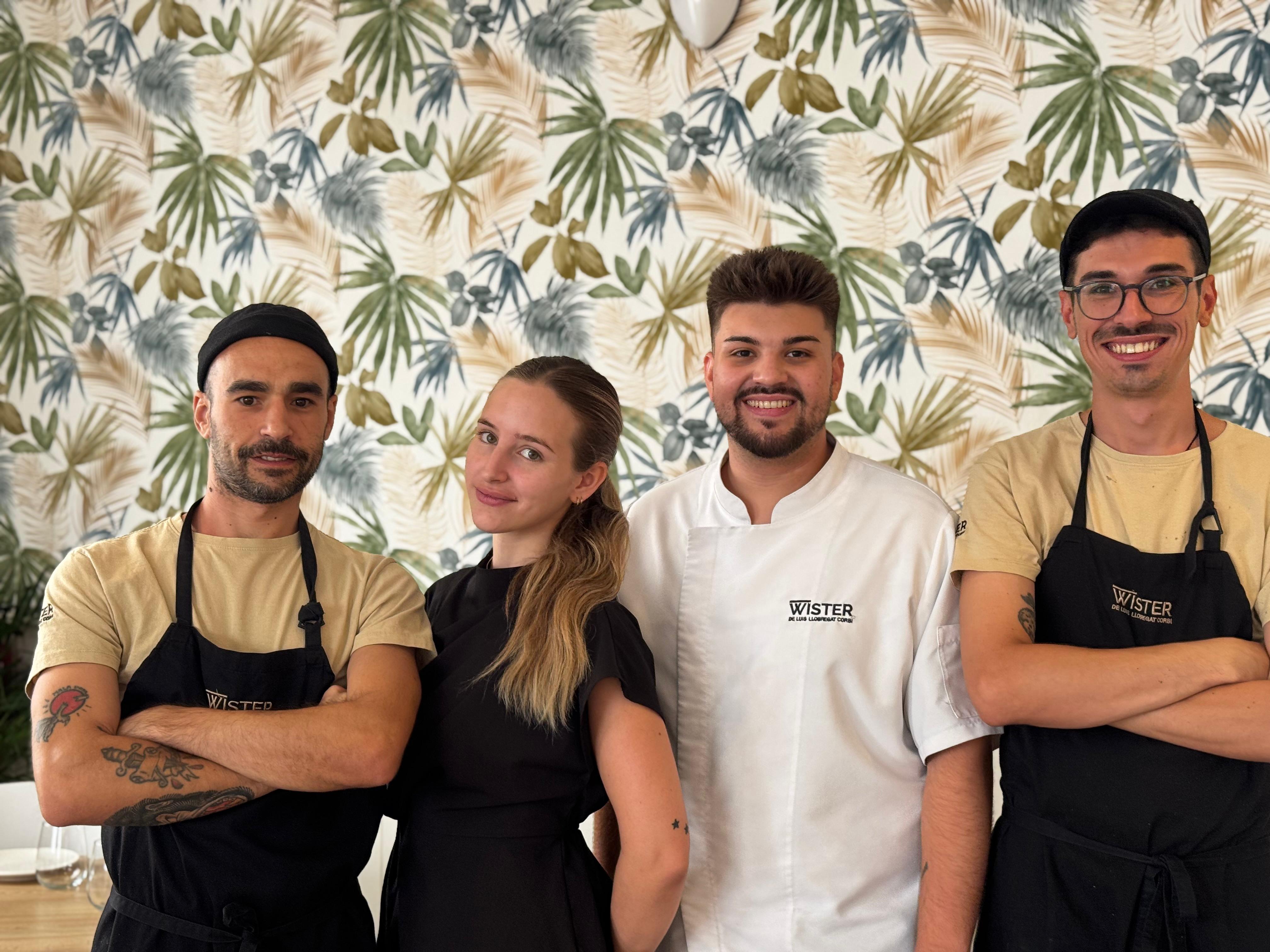 Luis Llobregat, chef y gerente de Wister Bar, con su equipo.