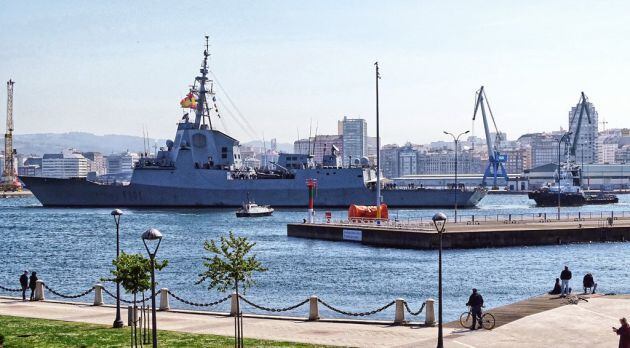 Buque de la OTAN en el puerto de A Coruña
