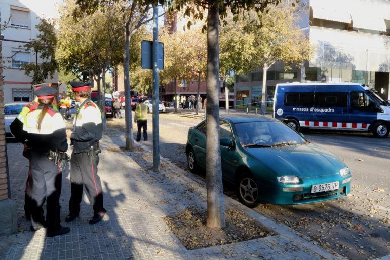 Dispositivo de los Mossos en el edificio donde se ha producido la explosión en Viladecans 