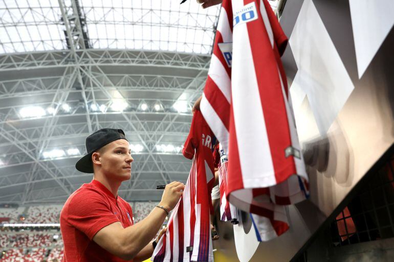 Gameiro firma una camiseta antes del partido contra el PSG.