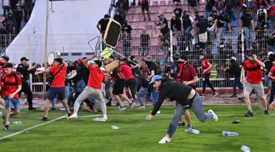 Batalla campa entre aficionados del Safi marroquí y el USMA de Argel / Imagen Diario AS