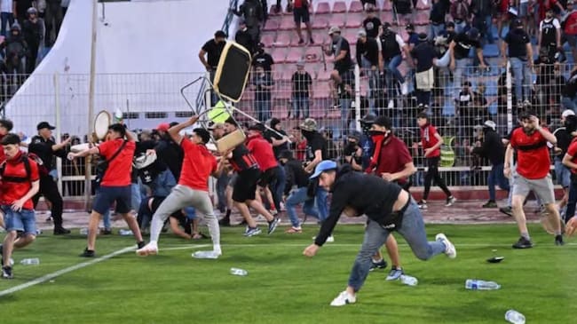 Batalla campa entre aficionados del Safi marroquí y el USMA de Argel / Imagen Diario AS