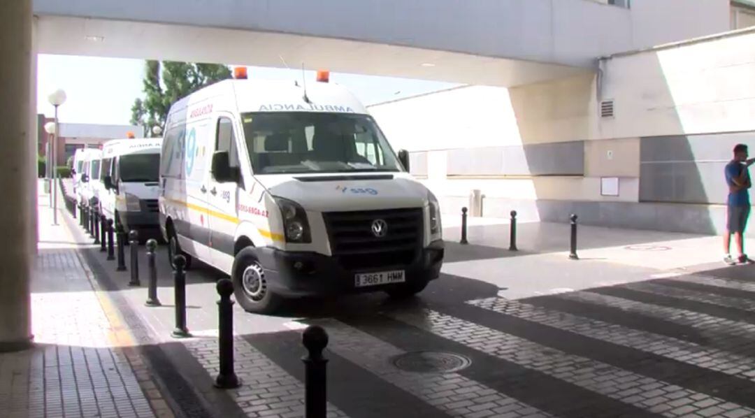 Ambulancias a las puertas del servicio de rehabilitación del Hospital Punta Europa de Algeciras 