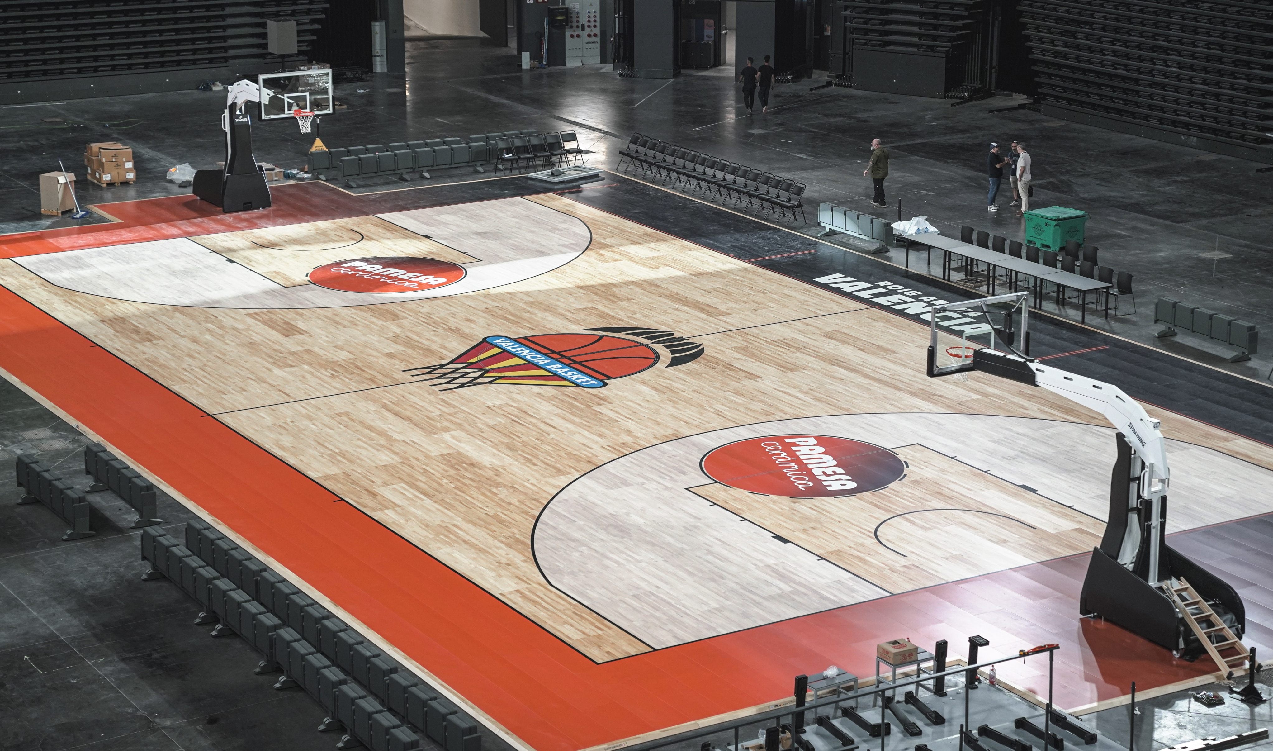 El Roig Arena monta su pista en ‘modo basket’