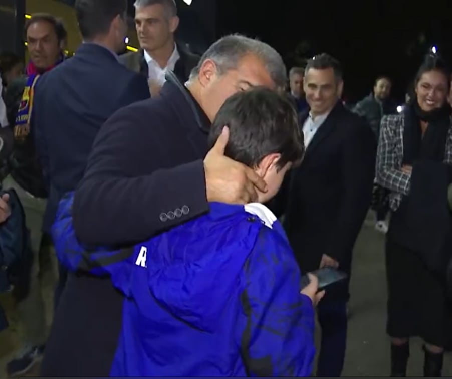 Joan Laporta, junto con un aficionado de la Real sociedad