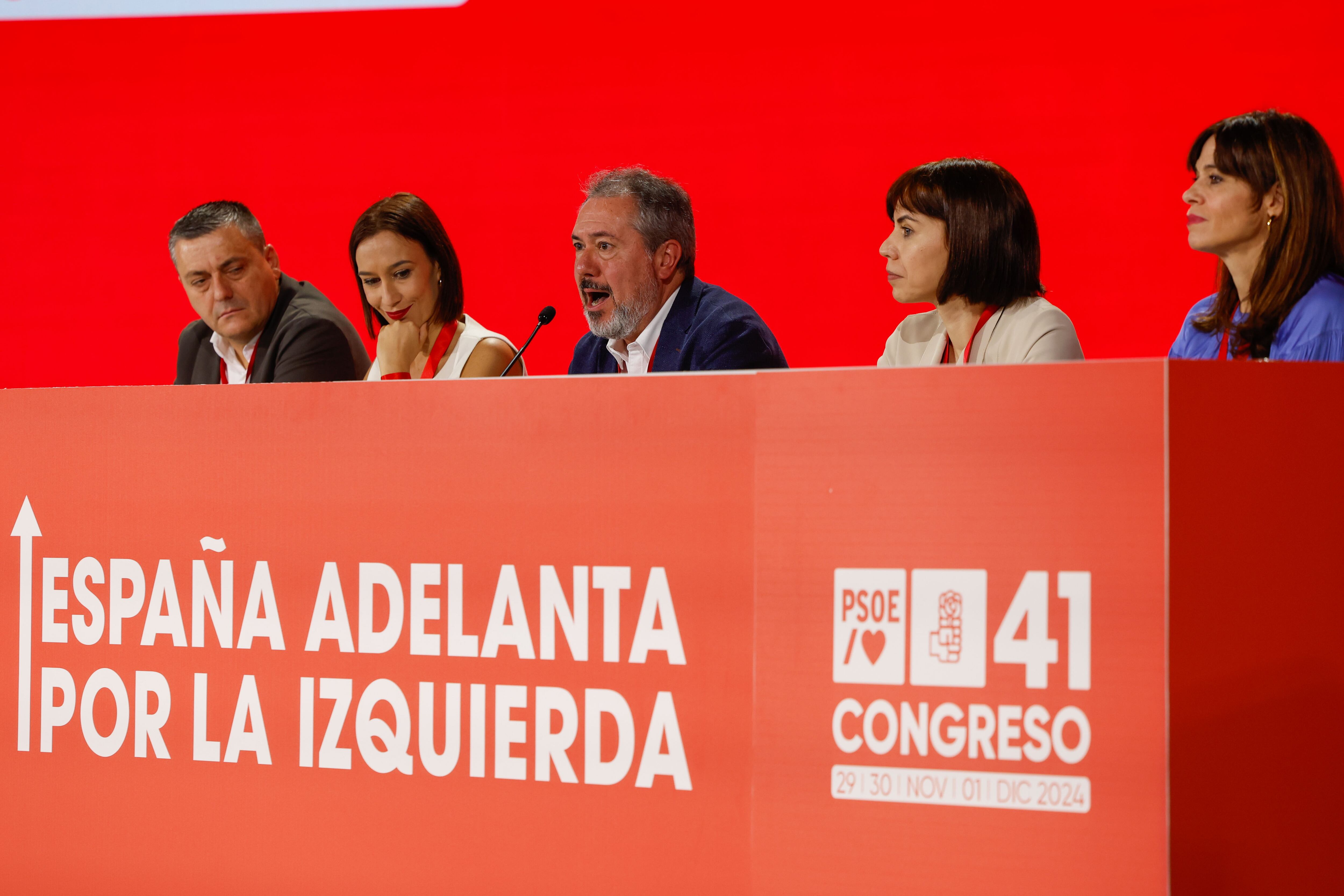 SEVILLA (ESPAÑA), 30/11/2024.- El secretario general del PSOE de Andalucía, Juan Espadas (c), interviene en el 41 Congreso Federal del PSOE en Sevilla este sábado. EFE/ Julio Muñoz
