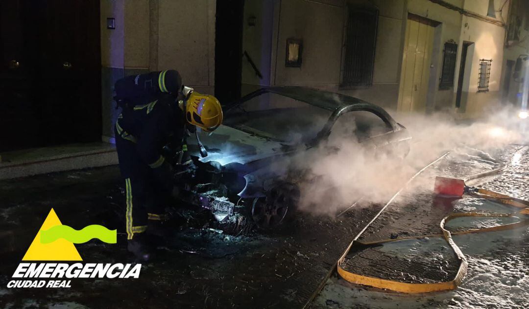 Imagen de cómo quedó el coche que ardió en una calle de La Solana (Ciudad Real) 