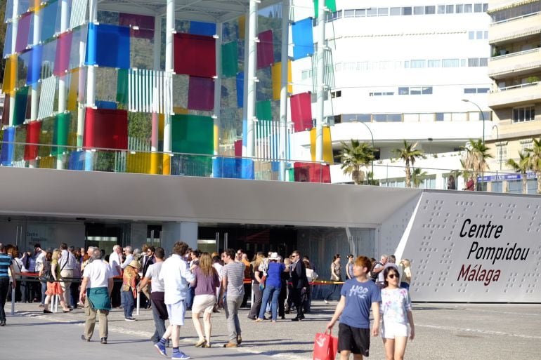 Turistas visitando el &quot;Centre Pompidou&quot; de Málaga