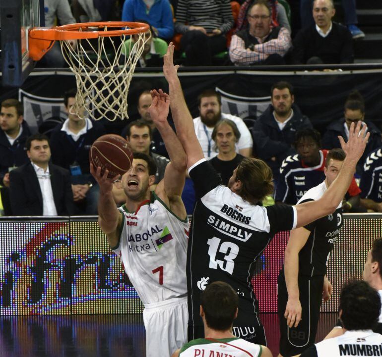 GRA126. BILBAO, .- El alero del Laboral Kutxa Baskonia Tornike Shengelia (i) entra a canasta ante el pívot del Dominior Bilbao Basket Georgios Bogris (13), durante el partido de la jornada 10ª de la Liga ACB que han disputado hoy en el pabellón Bilbao Arena. EFE Miguel Toña