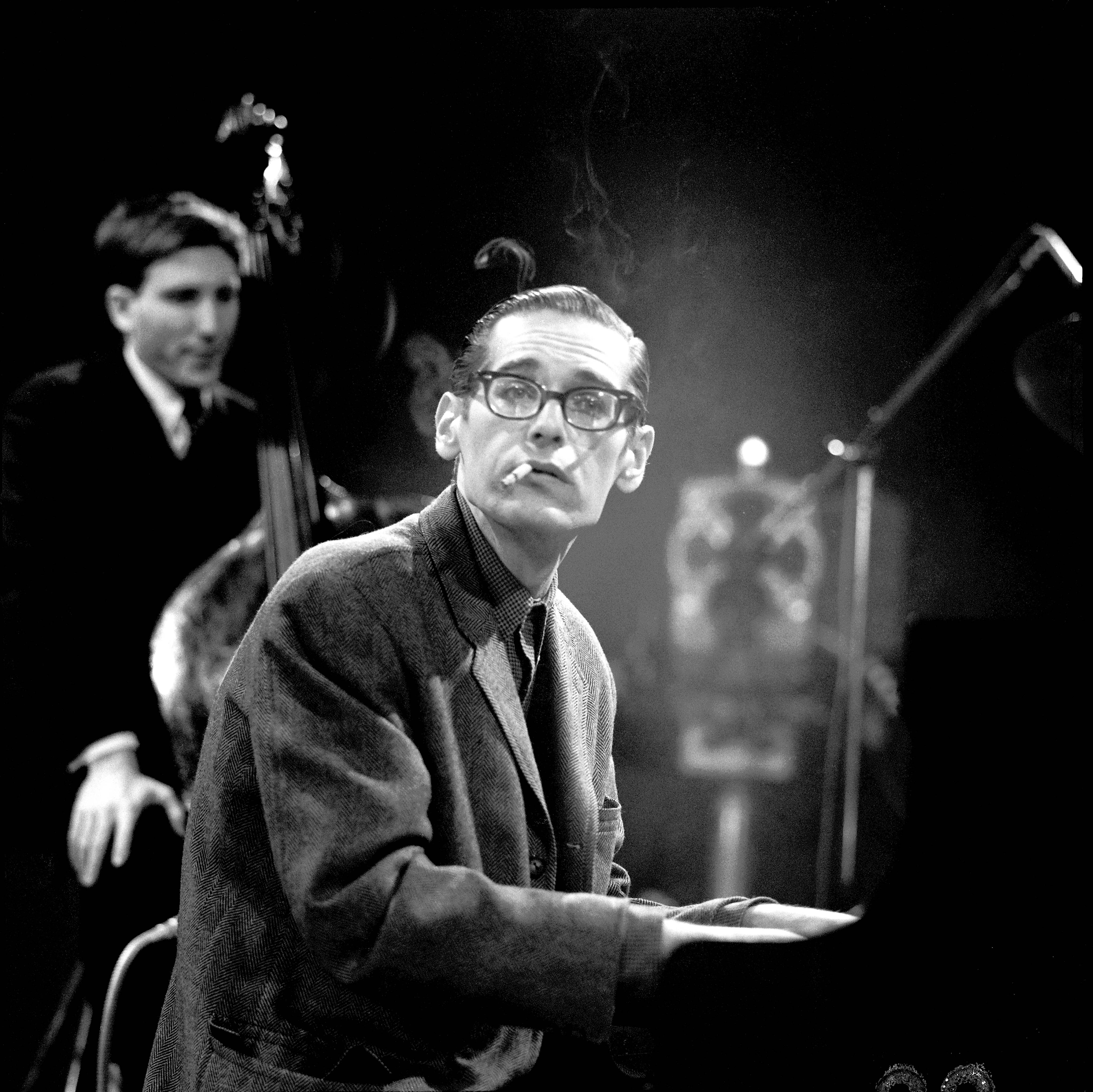 Bill Evans durante una actuación en la BBC inglesa en 1965. (Photo by David Redfern/Redferns)