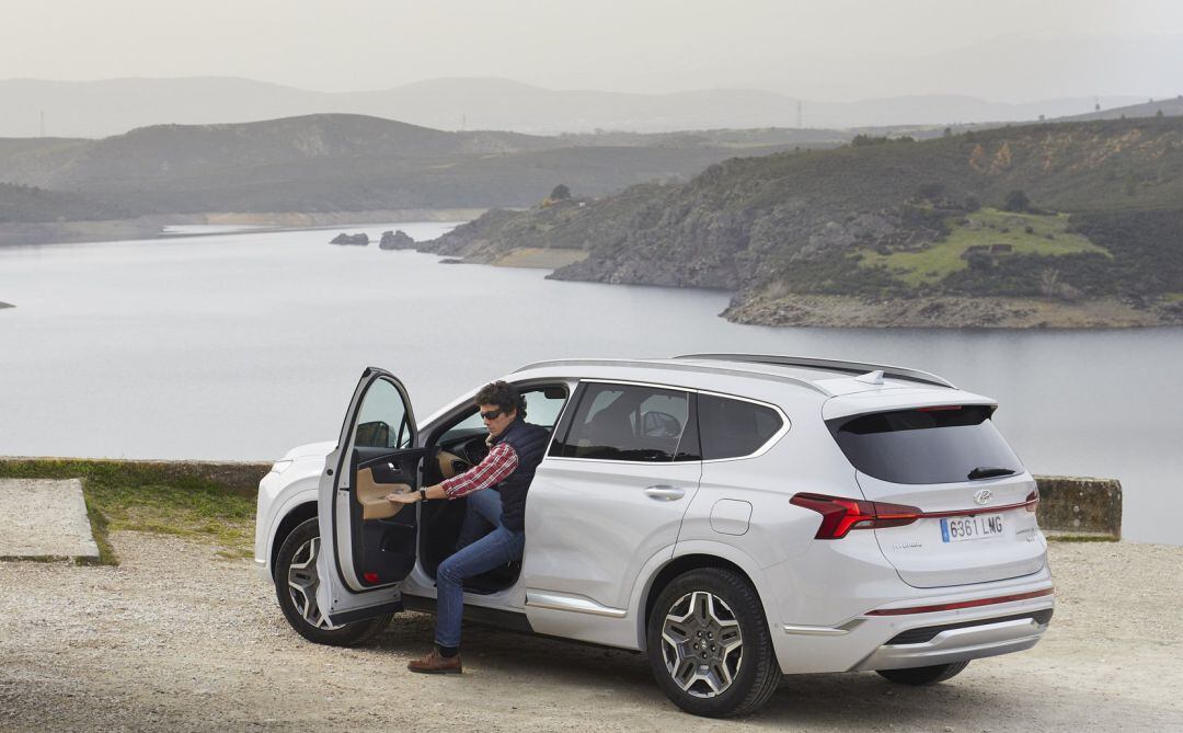 Nuevo Hyundai Santa Fe.. 
 La firma automovilística Hyundai ha presentado el nuevo Santa Fe, que llega con un diseño &quot;más robusto, pero sofisticado&quot; y estará disponible por primera vez con motorizaciones híbridas e híbridas enchufables de última generación.
 
 POLITICA ECONOMIA
 HYUNDAI
 