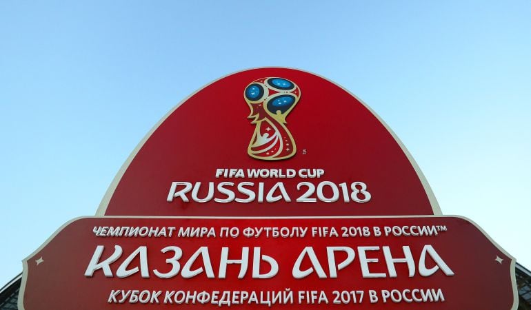 El logo de la Copa del Mundo de la FIFA a las afueras del Kazan Arena.