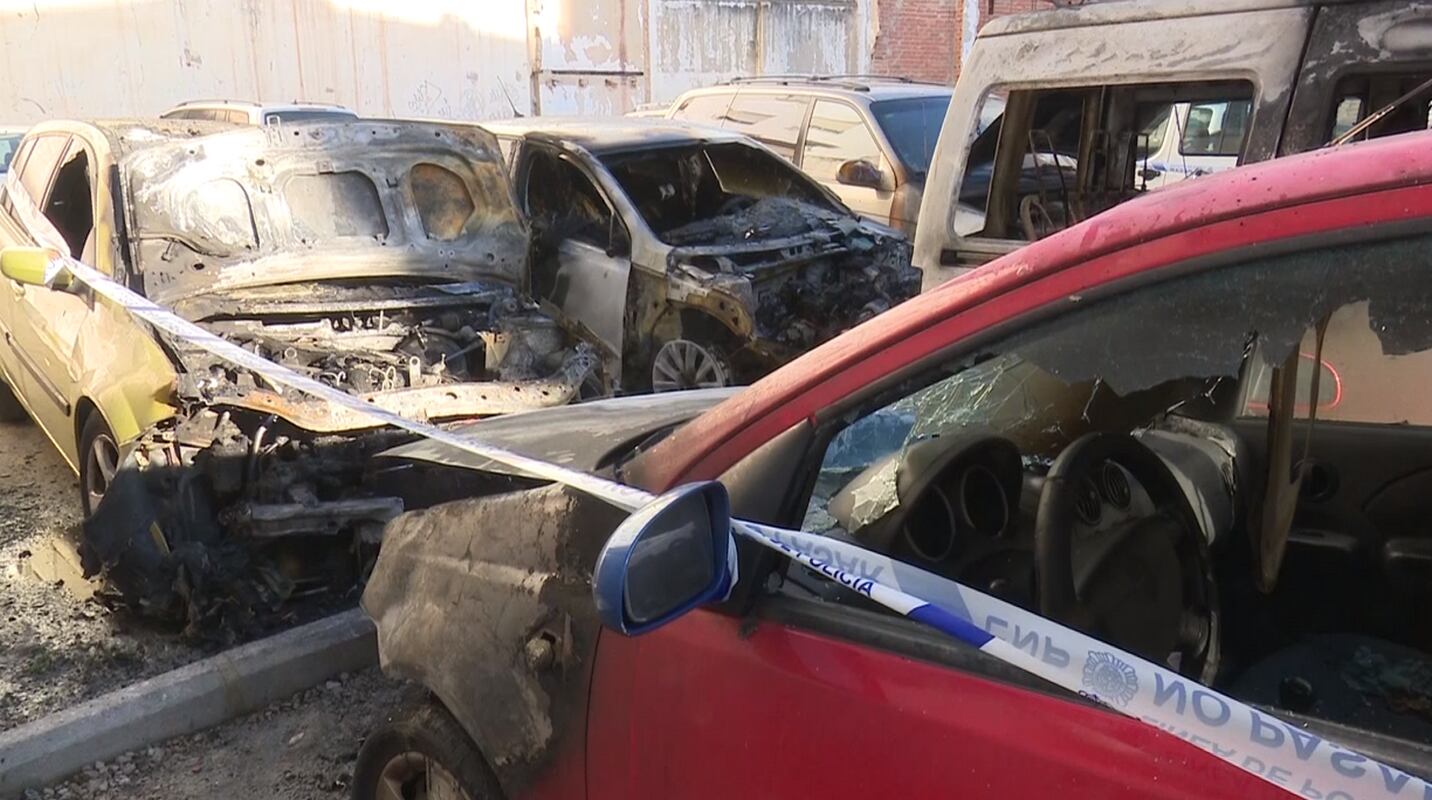 Coches quemados en un solar de Gandia