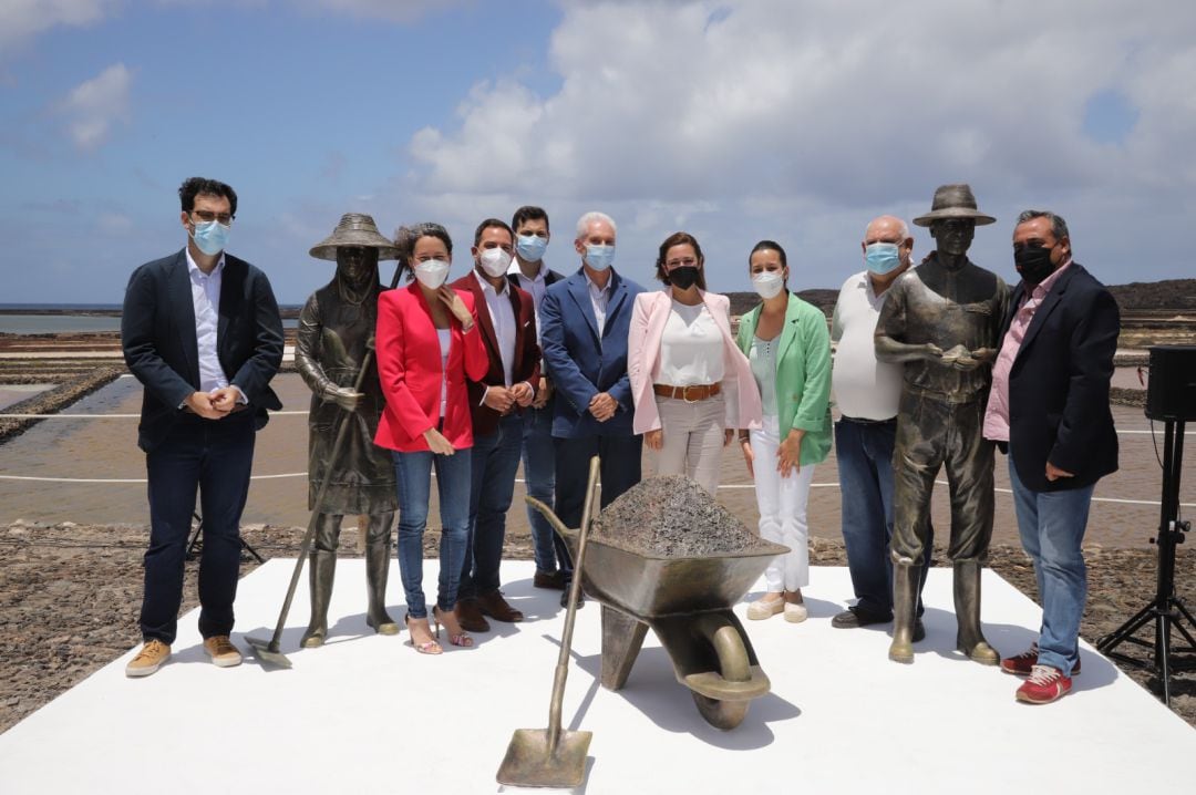 Autoridades cabildicias presentes en la inauguración junto a Carlos Padrón y la autora de la escultura, Cintia Machín Morín.