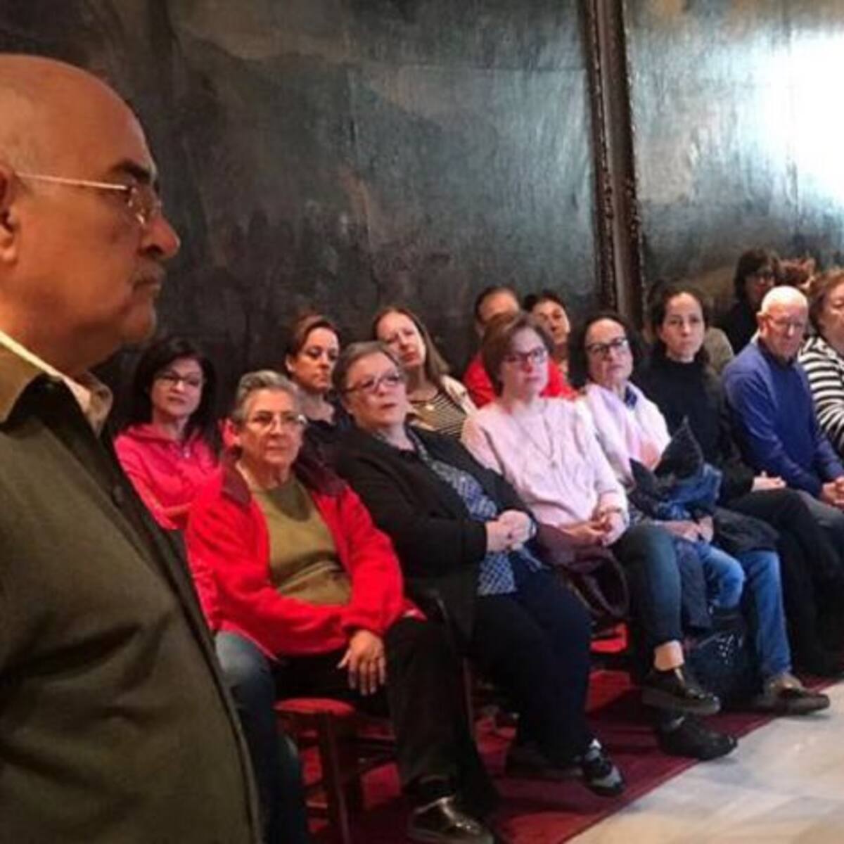 Pizzas, panocho y solidaridad: los vecinos de Lorca mantienen su protesta en el Ayuntamiento