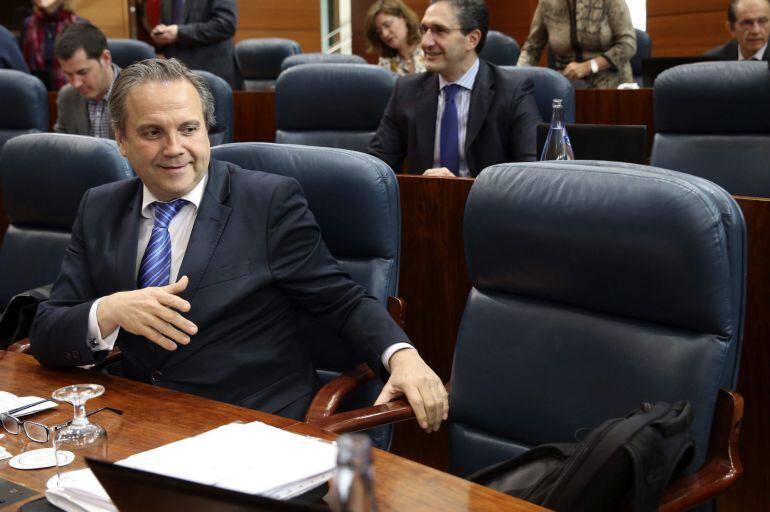 GRA251. MADRID, 12/02/2015.- El diputado regional del PSM y candidato del partido al Ayuntamiento de Madrid, Antonio Miguel Carmona, durante el pleno de la Asamblea de Madrid celebrado hoy. Momentos antes de su entrada en el hemiciclo madrileño, Carmona h