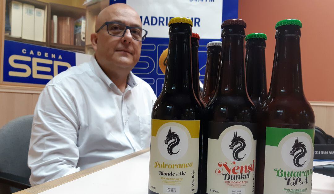 Juan Francisco Melero, gerente de San Nicasio Beer con algunas de las cervezas artesanales dedicadas a Leganés.
