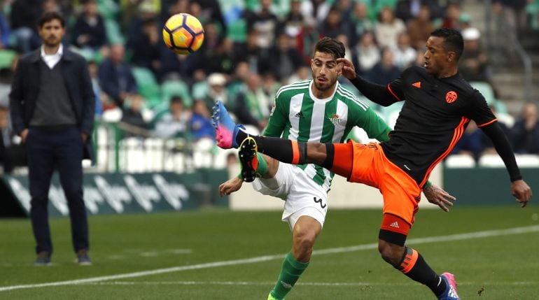 Piccini golpea la pelota ante el intento de corte de Nani